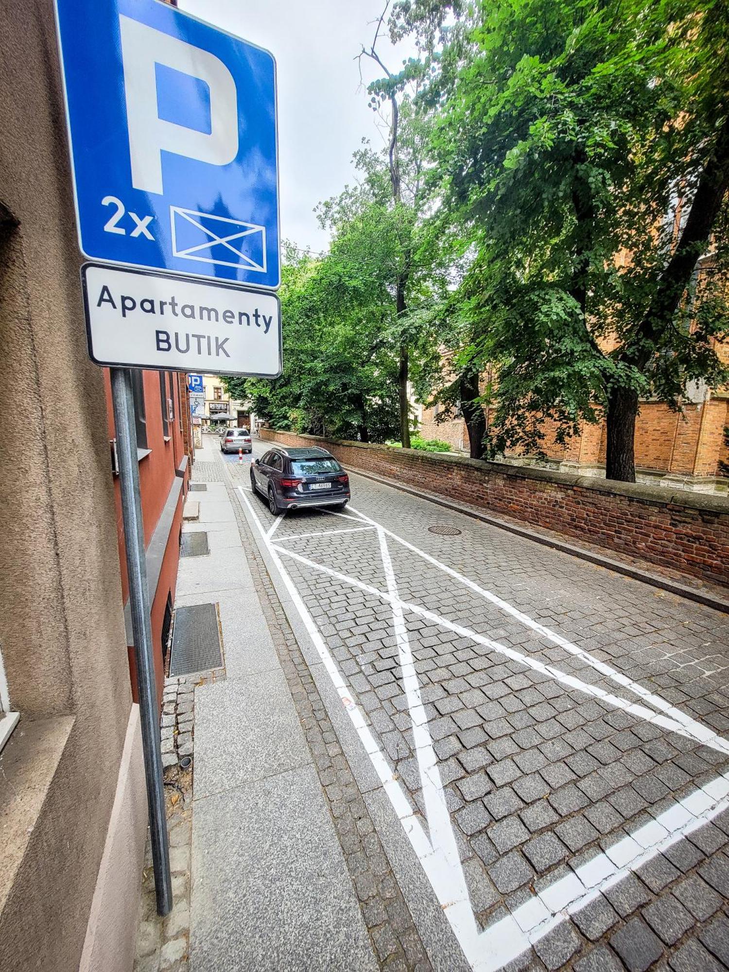 Butik Apartamenty Old Town Torun - Parking Exterior photo